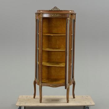 VITRINSKÅP, gustaviansk stil. 1900-tal.