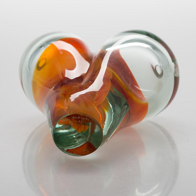 KARI ALAKOSKI, A glass sculpture/ vase. Signed Kari Alakkoski Nj-05.