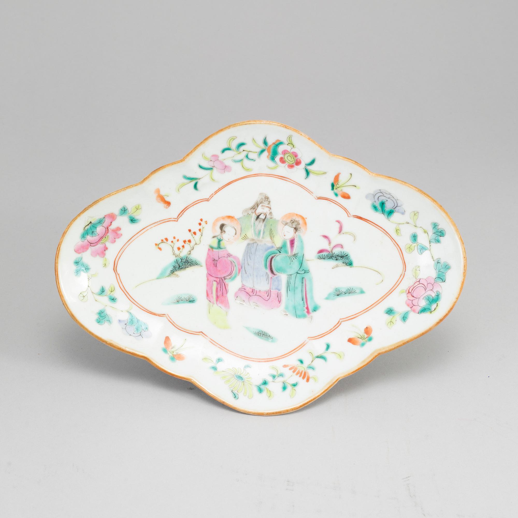 A group of three famille rose bowls and a dish, late Qing dynasty, circa 1900.