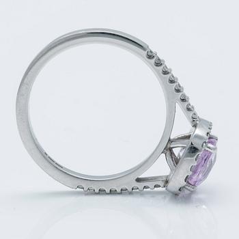 A ca 1.00 ct synthetic pink saphire ring with brilliant-cut diamonds ca 0.72 ct.