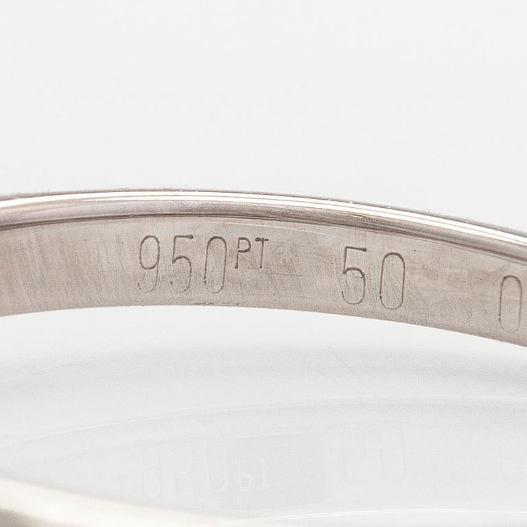 Cartier, ring, platina med briljantslipad diamant ca 0.46 ct. Med GIA dossier.