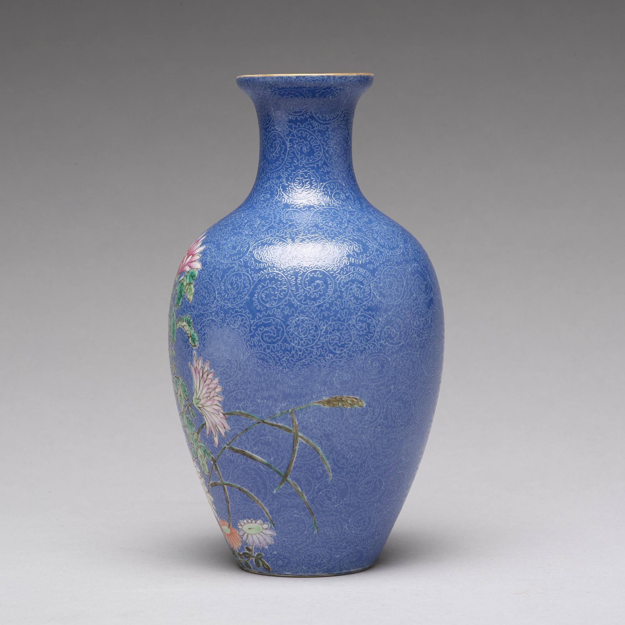 A Chinese sgrafitto vase, Republik, 20th Century.