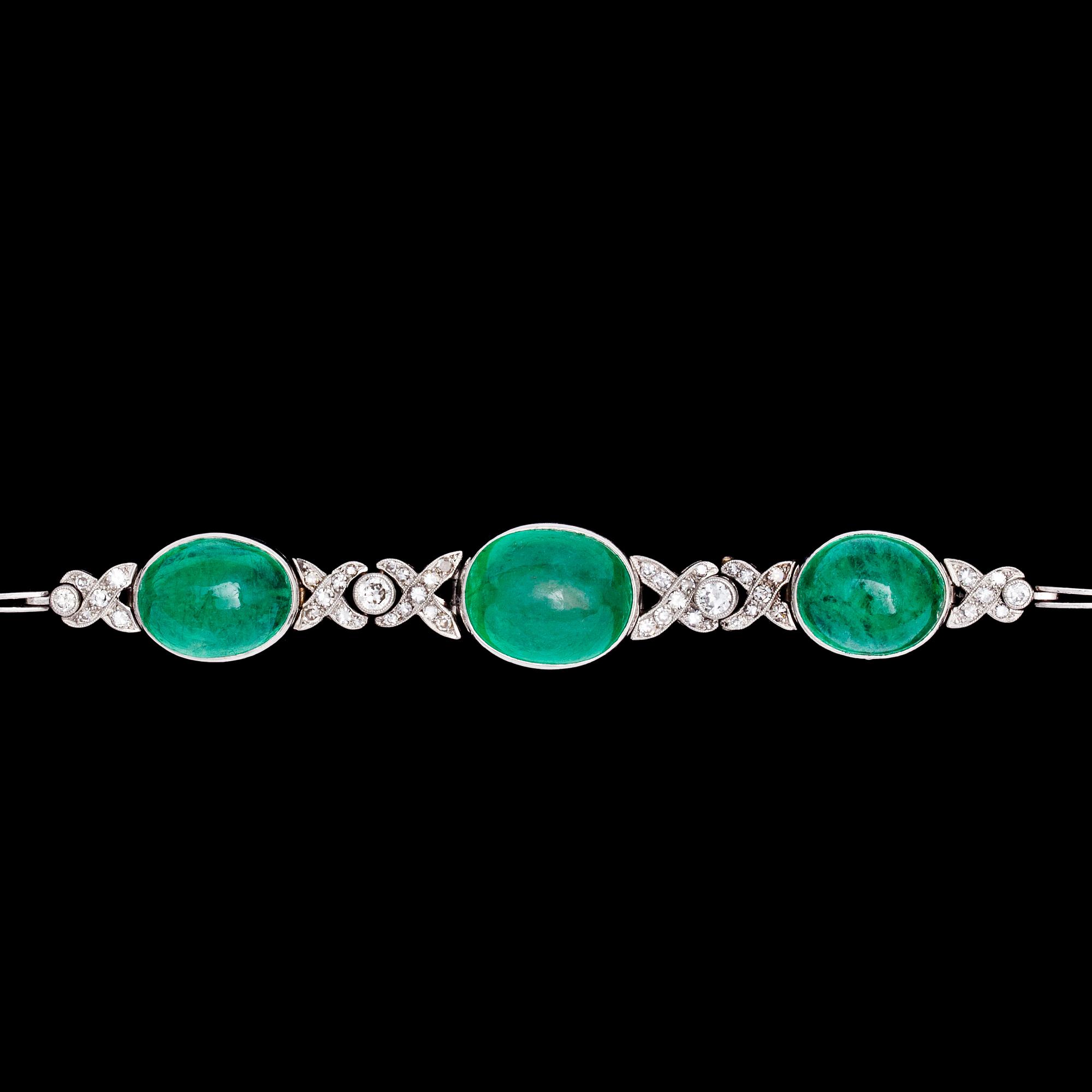 ARMBAND, cabochonslipade smaragder och åttkant- och briljantslipade diamanter, tot. ca 0.80 ct.