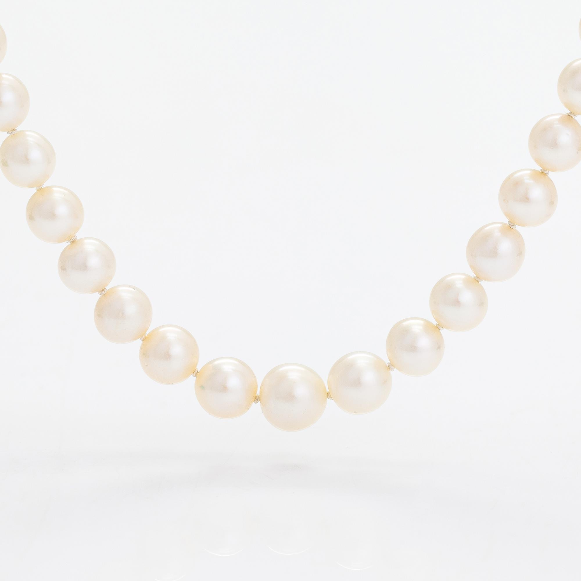 A pearl collier with cultured pearls, ca. 13K gold and rose-cut diamonds.