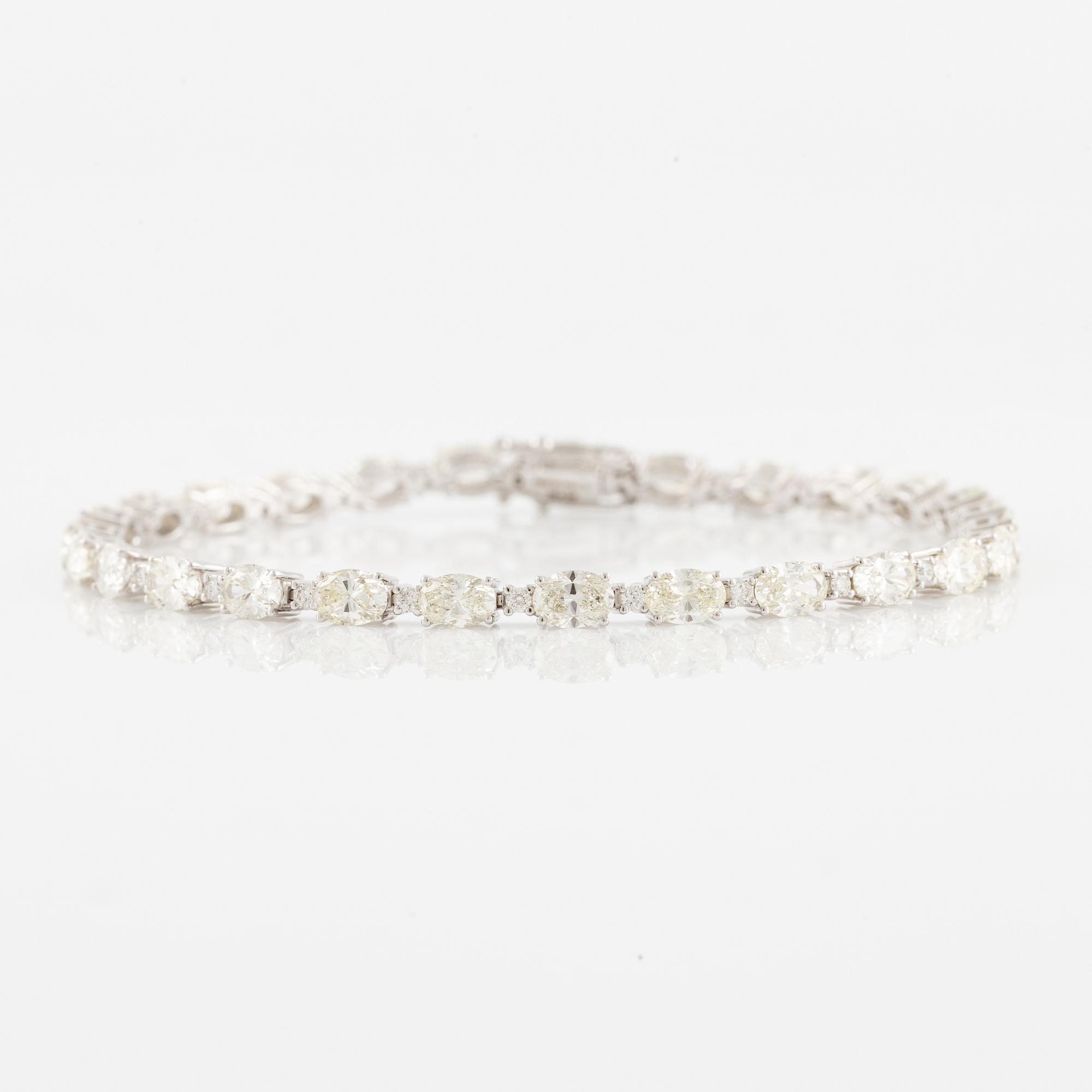 Bracelet 18K white gold with oval and brilliant-cut diamonds.