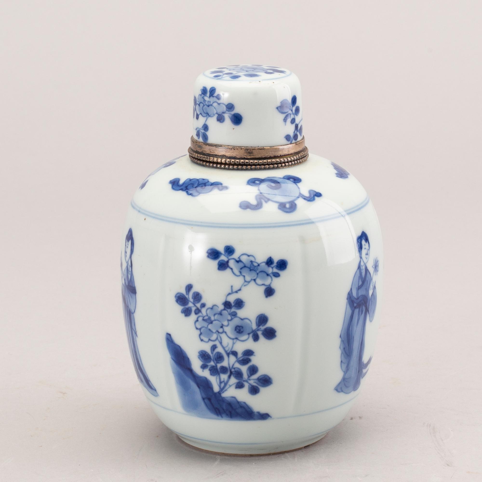 Tedosa med lock, porslin. Qingdynastin, Kangxi (1662-1722).