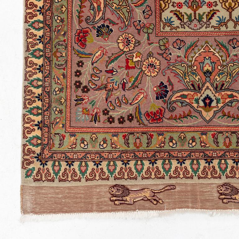 A fine Tabriz carpet of 'Polonaise' design, c. 270 x 182 cm.