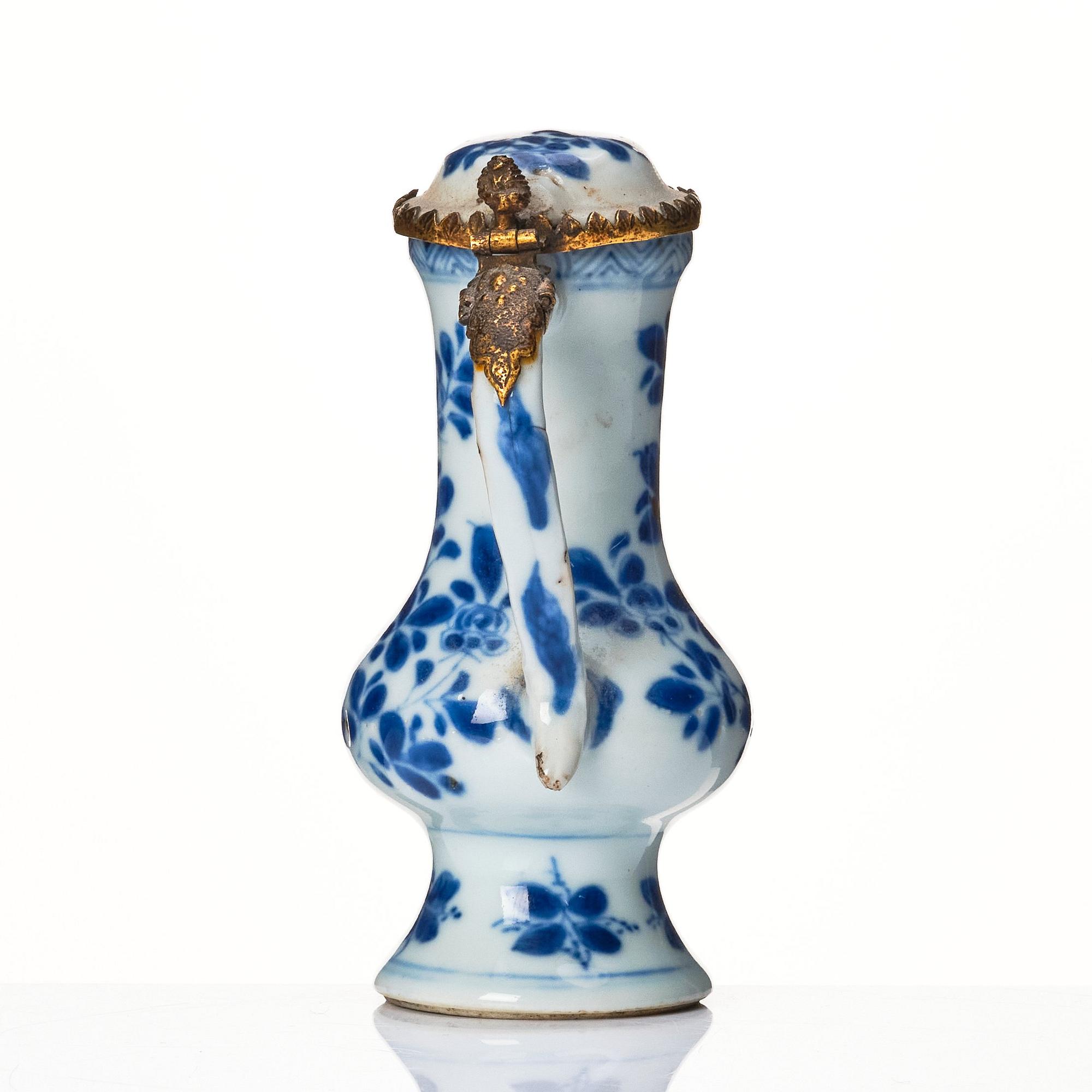 Miniatyrkanna med lock, silvermonterat porslin. Qing dynastin, Kangxi (1662-1722).