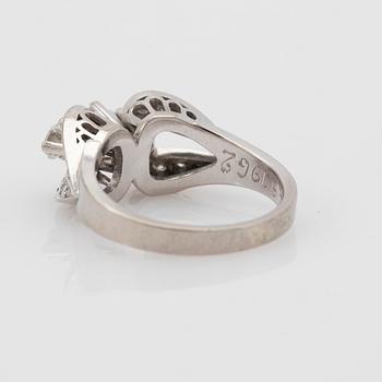 Ring, 18k white gold with brilliant-cut diamonds.