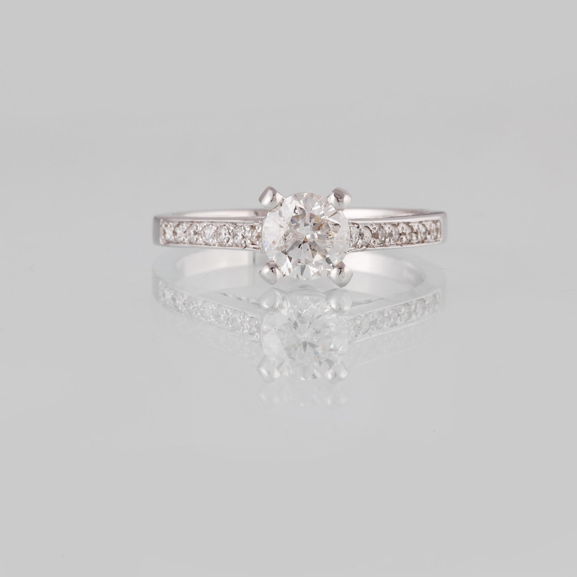 RING, 18K vitguld med briljantslipad diamant 0.97 ct samt mindre diamanter 0.16 ct. Vikt 4,1 gram.
