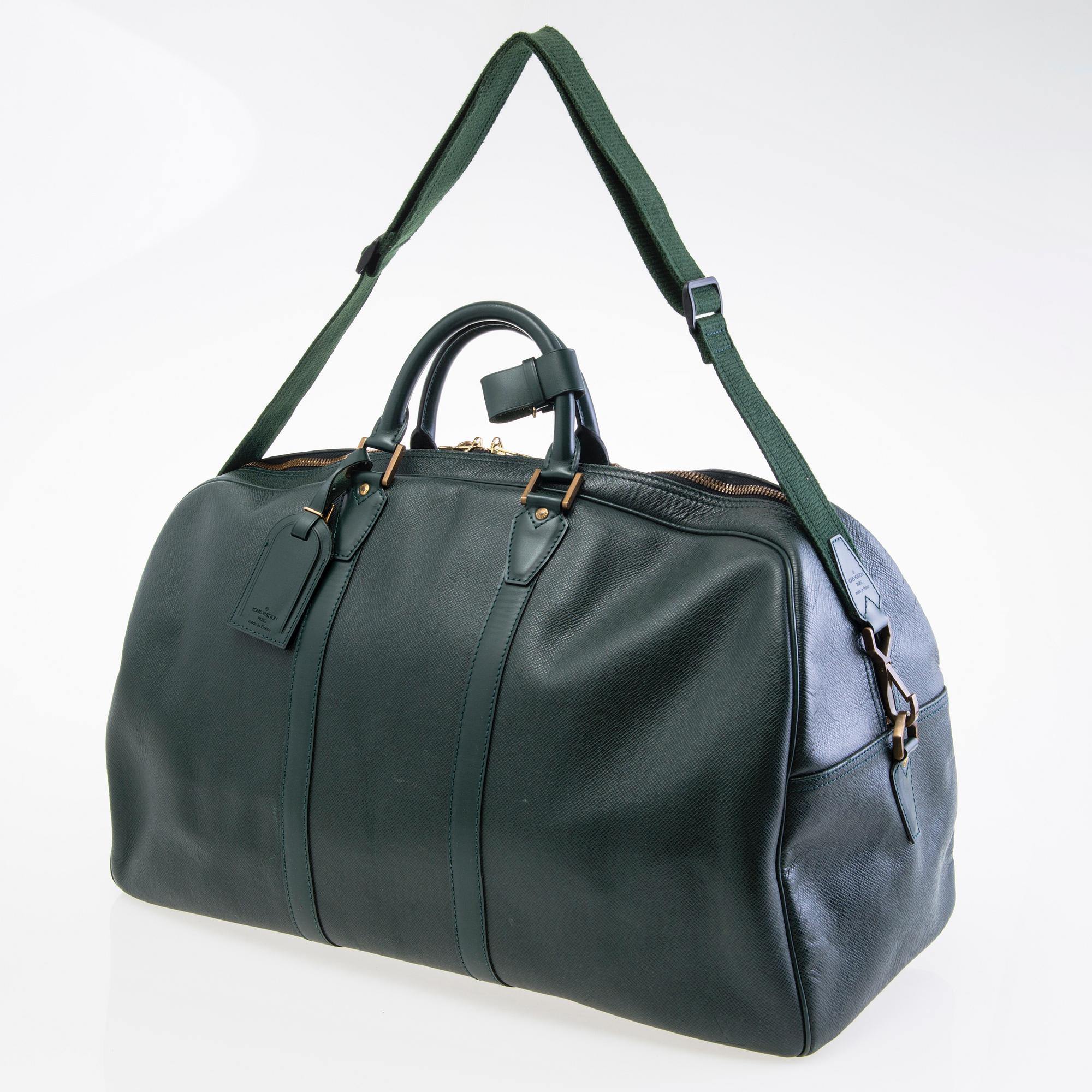 LOUIS VUITTON Green Taïga Kendall GM Travel bag.