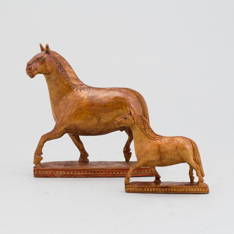 JEMT OLOV PERSON, 2 stycken figurer i trä. Signerade.