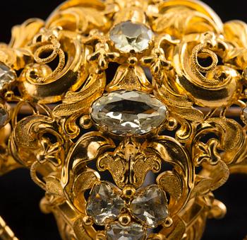 A BROOCH, gold, 11 chrysoberylles c. 8.50 ct. Austria-Hungary late 1800 s. Measurements 60x50 mm, weight 14 g.