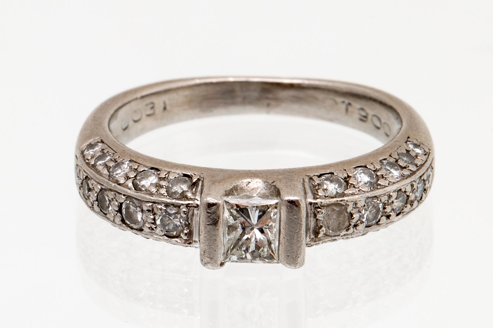 Ring 18K vitguld, 1 princesslipad diamant 0,31 ct och briljanter 0,50 ct ingraverat, storlek 16/50
¨.