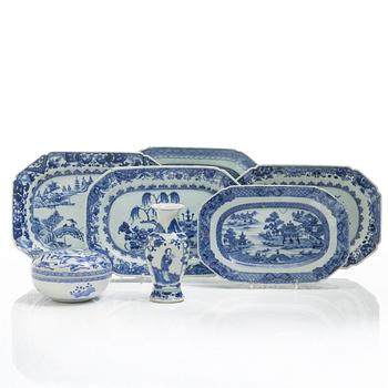 Five Chinese export porcelain chargers, Qing dynasty, 18th / 19th Century and  a box and a vase, China, 20th Century.