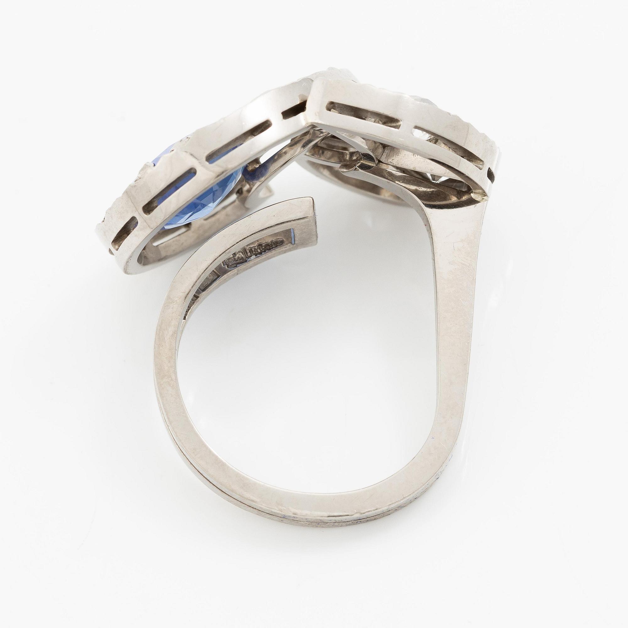 Ring 18K vitguld med en fasettslipad safir och gammalslipade diamanter.