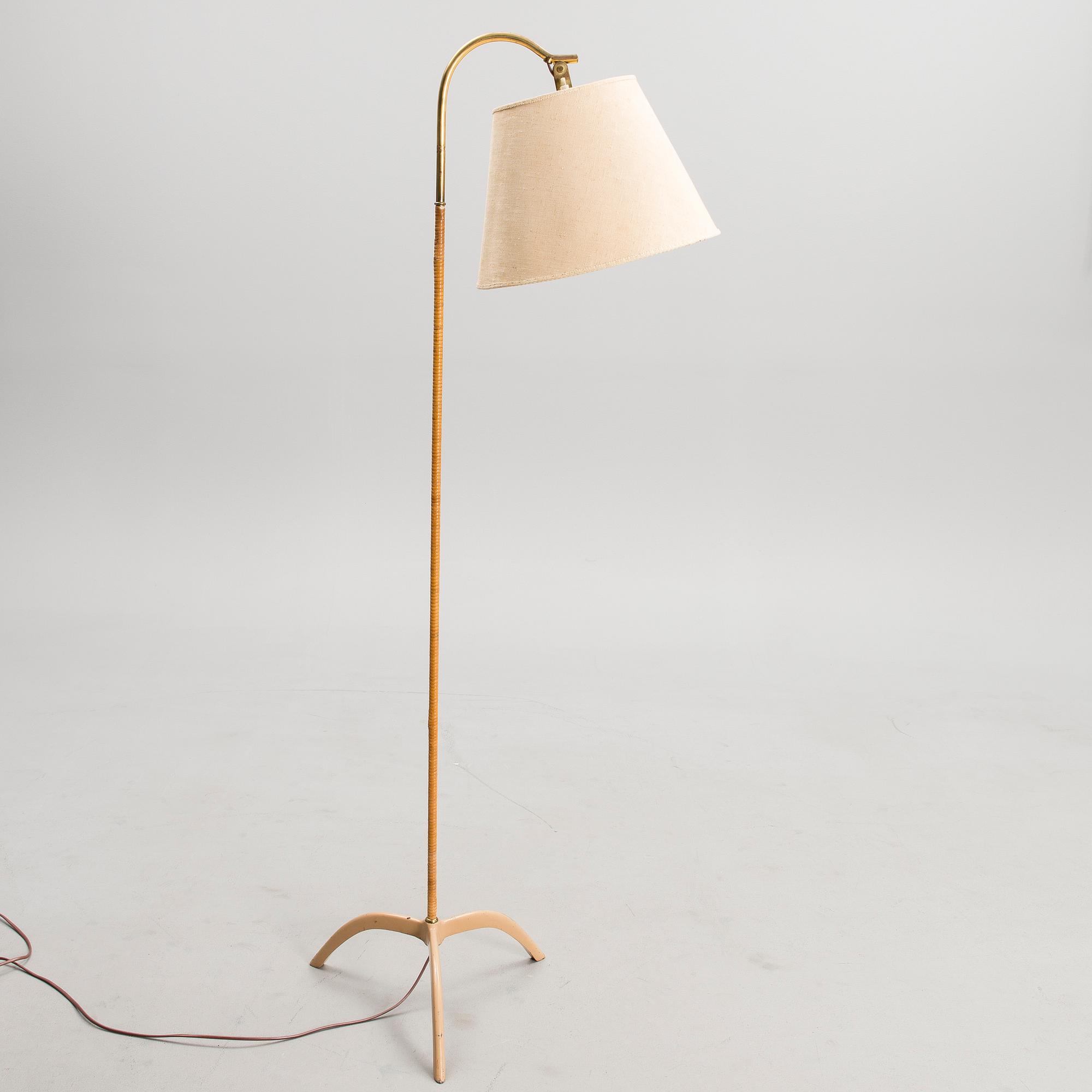 PAAVO TYNELL, GOLVLAMPA. Märkt Taito.