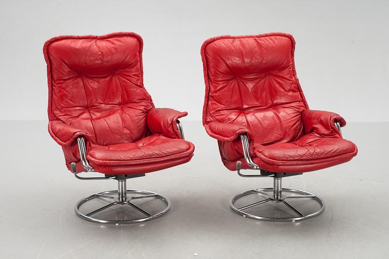 SNURRFÅTÖLJER, ett par, 1900-talets andra hälft.