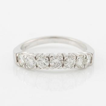 A ring in 18K white gold with round brilliant-cut diamonds.