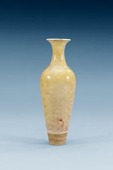 A 'Peachbloom' glazed amphora vase, Qing dynasty (1644-1912) with Kangxi´s six character mark.