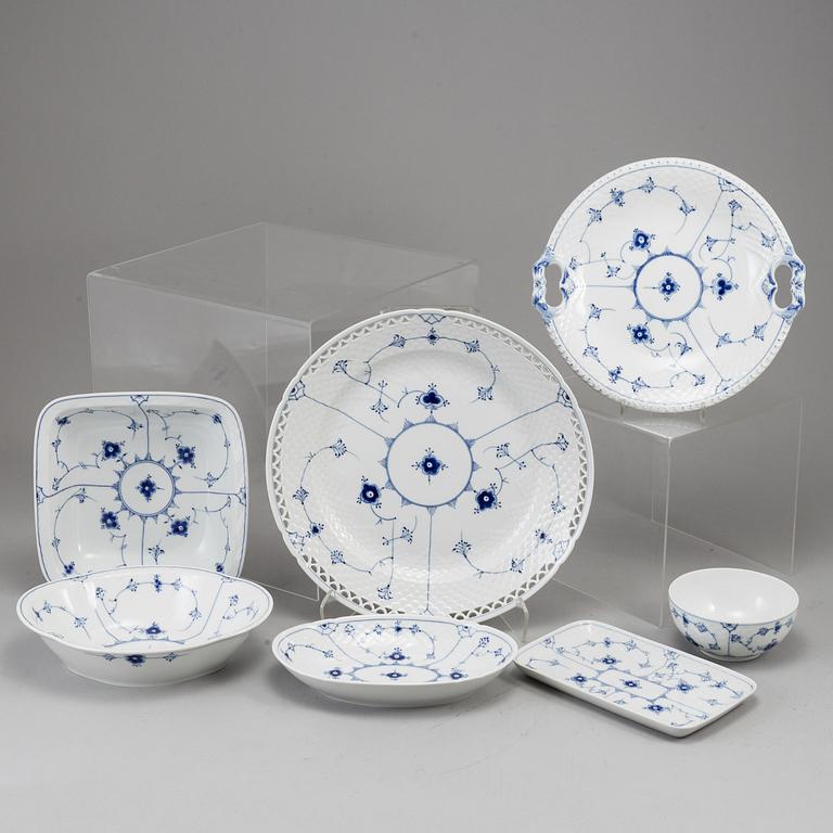 BING & GRØNDAHL, a part 'Musselmalet' coffee and dinner porcelain service, Denmark (120 pieces).