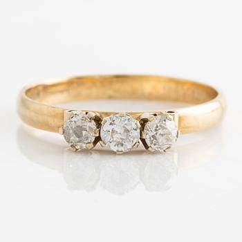 Ring, three-stone ring with old-cut diamonds.