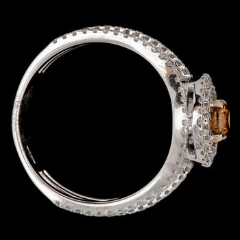 RING, briljantslipade diamanter, tot. 1.26 ct och fancy orangy-brown diamant, 0.44 ct.