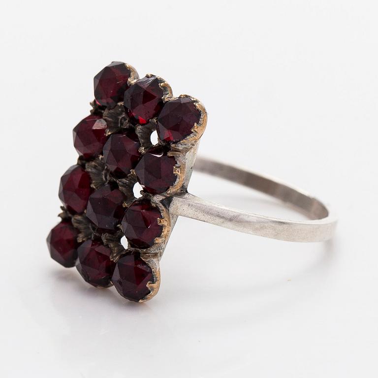 Rintaneula ja sormus, granaatteja, valkometallia.