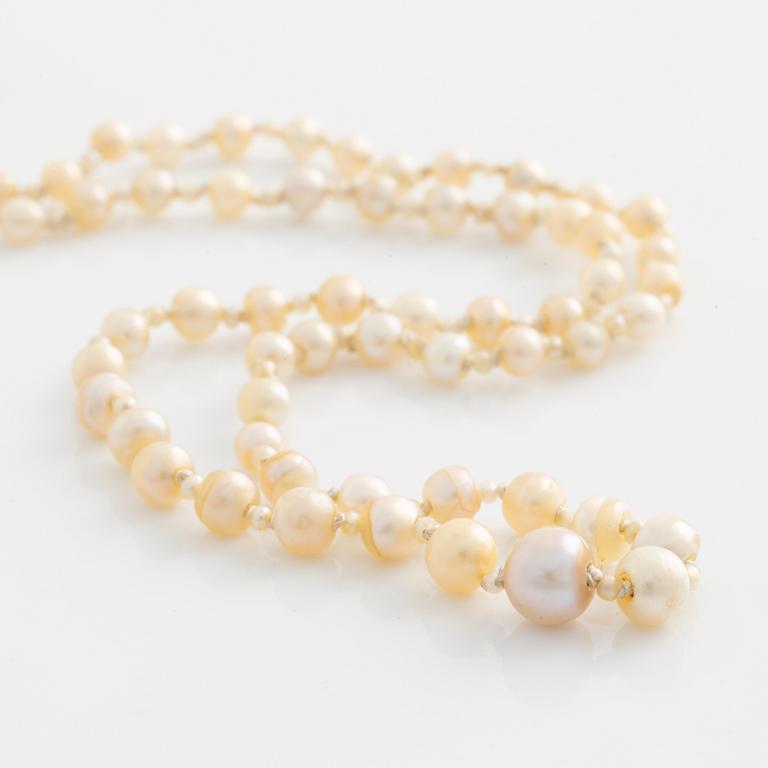 Pearl necklace, with graduated pearls.