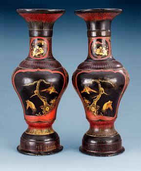 1311. PRAKTVASER, ett par, porslin och lack. Arita, Japan, Edo, 1800-tal.
