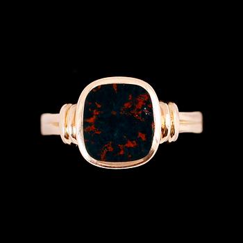 RING, 18 k, guld, med rekatngulär sten. Total vikt ca 3 g.