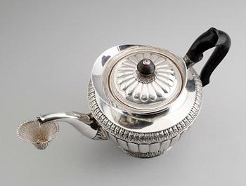 TEKANNA, silver, Johan Fredrik Björnstedt, Stockholm 1825. Vikt ca 800 gram.