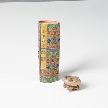 Penselbad soapstone, presentationsask för Hu Kaiwen med en målning signerad Lushu, sen Qingdynasti, 1900.
