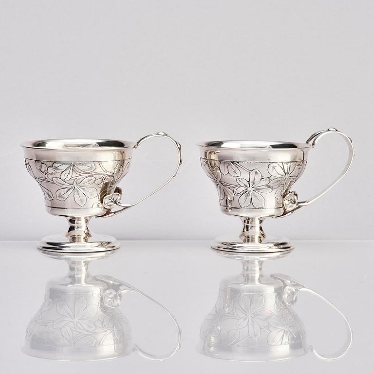 Teodor Werner & Co, ett par tekoppar med fat och skedar, silver, sannolikt Warzawa, 1899-1904.