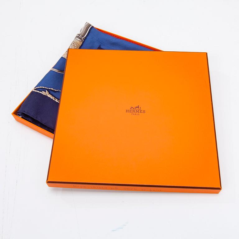 HERMÈS Cannes & Pommeaux SCARF.