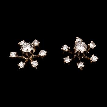 ÖRHÄNGEN, 18k vitguld med  2 briljantslipade diamanter och 12 åttkantslipade diamanter, tot ca 0.8 ct. Vikt 2 g.