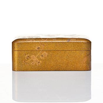 A Japanese lacquered bowl, box with cover and handle, 19th Century.