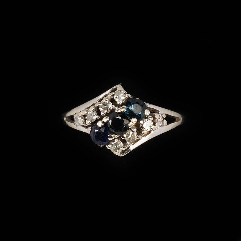 RING, 18k vitguld med blå safirer samt åtta briljantslipade diamanter. Vikt 3 gr.