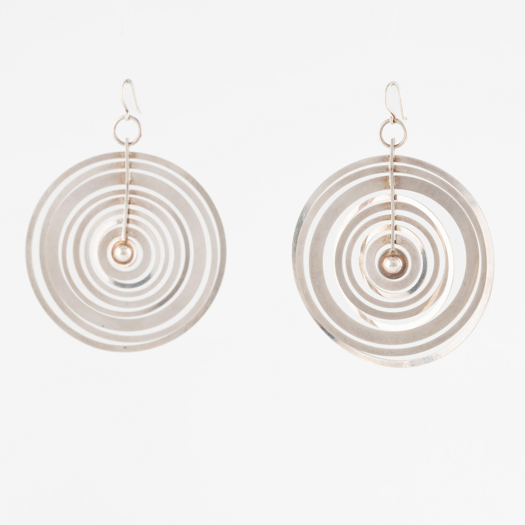 Tapio Wirkkala, korvakorut pari, "Kuu", hopea.