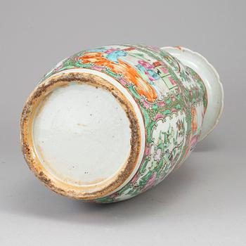 A famille rose canton porcelain floor vase, Qing dynasty, late 19th century.