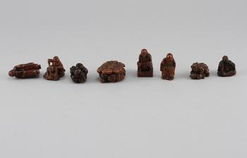 NETSUKES, 8 st, trä, Japan, Meiji (1868-1912).