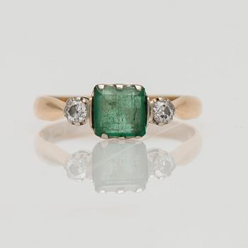 RING, fasettslipad smaragd, 16/16 slipade diamanter. G. A. Amberg, Helsingfors 1937.