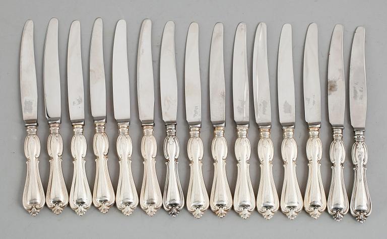 SMÖRGÅSKNIVAR, 15 st, silver, bla GAB, Stockholm, 1952. Total vikt med stålblad ca 620 gram.