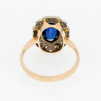 RING, 14K guld, briljantslipade diamanter, syntetisk safir. Pertti Aittila 1993.