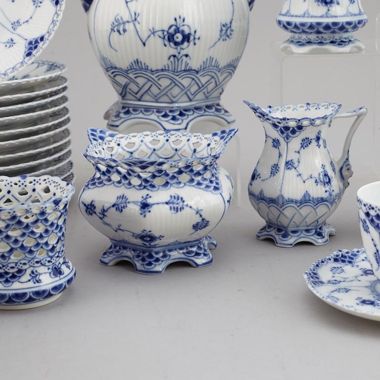 ROYAL COPENHAGEN, kaffeservis, 45 delar, porslin, "Musselmalet Helblonde", Danmark.