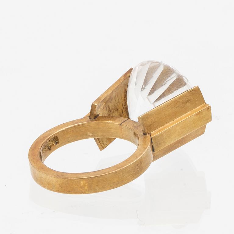 Wiwen Nilsson, ring in 18K gold and rock crystal, Lund 1973.