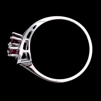 RING, 18 k vitguld med tre röda stenar. Vikt ca 2 gram.