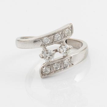 Ring 18K vitguld med runda briljantslipade diamanter.