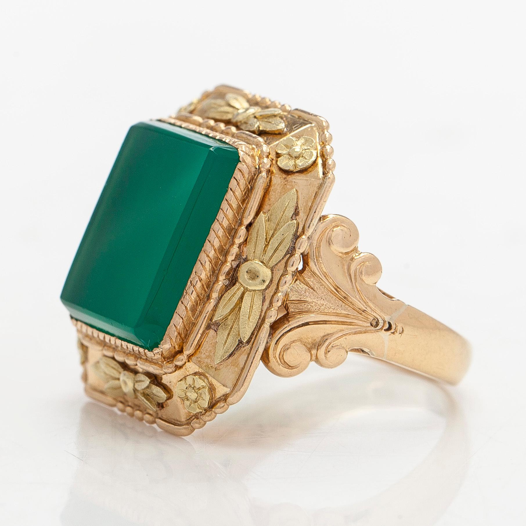 Ring, 18K guld och kalcedon, Georg Buchert Oy, Helsingfors 1948.