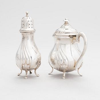 Ströare och senapsburk, silver, kontrollstämplad A. Tillander, Helsingfors 1926.